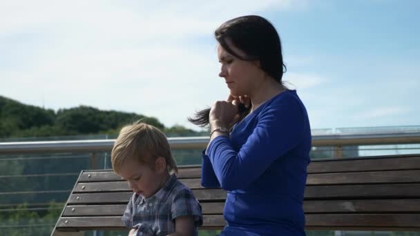 Matka Sedí Dítětem Lavičce City Parku Městský Zelený Prostor Světlý — Stock video