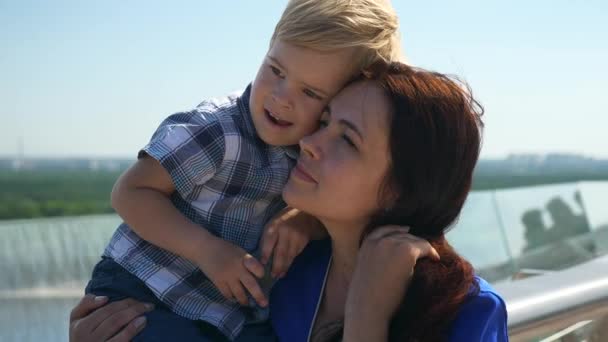 Madre Amantísima Abrazando Niño Cariñoso Mientras Sostiene Las Manos Puente — Vídeos de Stock