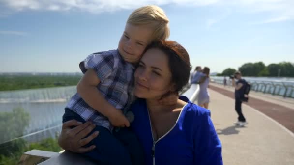 Liefdevolle Moeder Knuffelen Strelen Kind Terwijl Het Vasthouden Handen Brug — Stockvideo