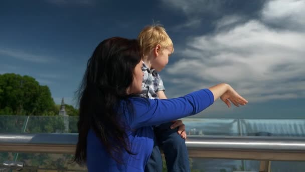 Mother Telling Son Environment Προβολή Της Πόλης Στο Παιδί Δείχνοντας — Αρχείο Βίντεο