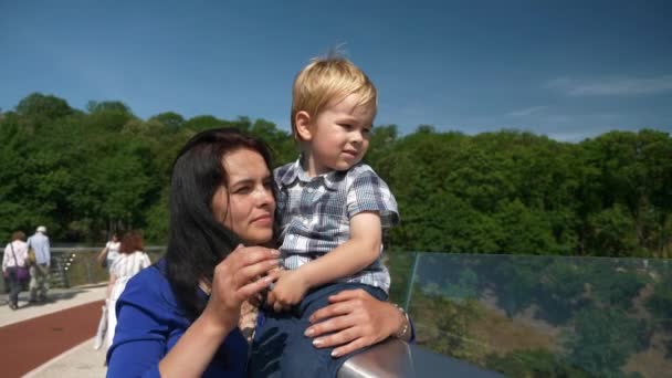 Liefdevolle Moeder Knuffelen Strelen Kind Terwijl Het Vasthouden Handen Brug — Stockvideo