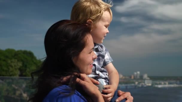 Feliz Mãe Criança Sorrindo Observando Cityscape While Holding Hands Bridge — Vídeo de Stock