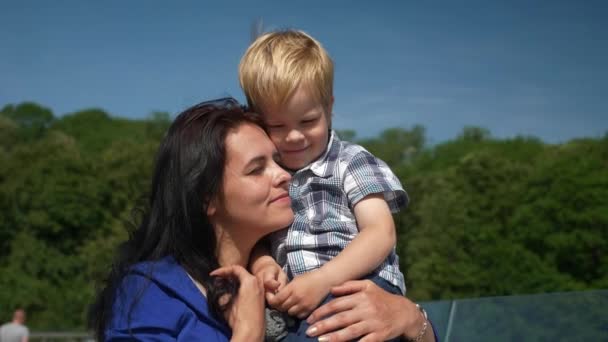 Madre Amantísima Abrazando Niño Cariñoso Mientras Sostiene Las Manos Puente — Vídeo de stock