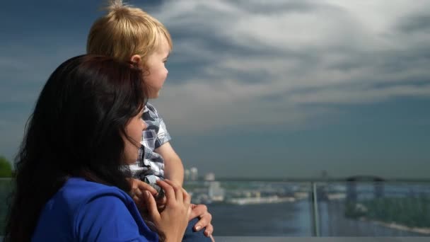 Pequeño Niño Señalando Dedo Mano Cielo Mostrando Algo Madre Antecedentes — Vídeos de Stock