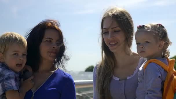 Lyckliga Mödrar Som Går Med Barn Längs Gångbron Promenerar Stadsparken — Stockvideo