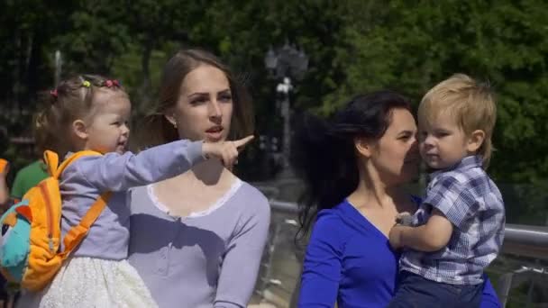 Lyckliga Mödrar Som Går Med Barn Längs Gångbron Promenerar Stadsparken — Stockvideo