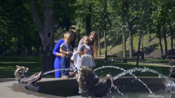 Happy Mothers Show Children Water Fountain City Park Printemps Été — Video