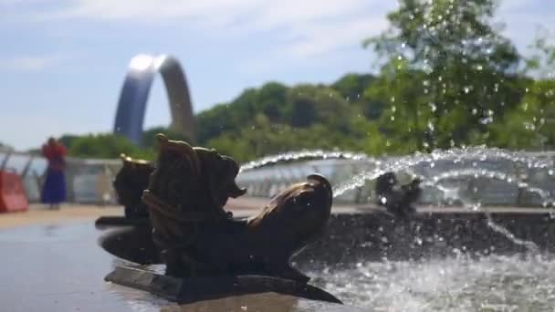 Detailní Vodní Stříkance Fontáně City Parku Pozadí Procházejí Lidé Jaro — Stock video