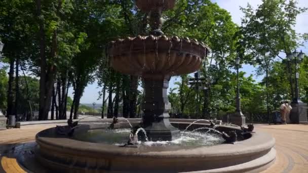 Zabytkowa Fontanna City Parku Turyści Spacerujący Tle Wiosenny Słoneczny Dzień — Wideo stockowe