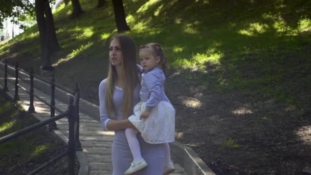 Mãe Feliz Carregando Criança Enquanto Descansa City Park Brilhante Dia — Vídeo de Stock