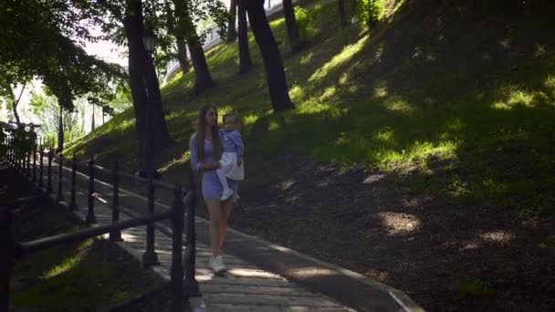 Madre Felice Che Porta Bambino Mentre Riposa City Park Luminosa — Video Stock