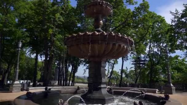 Vintage Brunnen Stadtpark Menschen Die Hintergrund Spazieren Gehen Frühling Sommer — Stockvideo