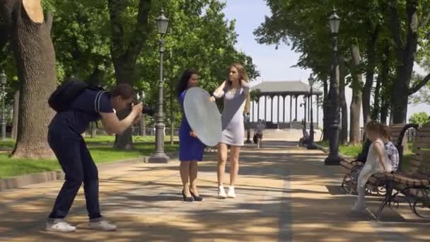 Fotograful Fotografiază Mama Copil Sesiune Foto Spatele Scenei City Park — Videoclip de stoc