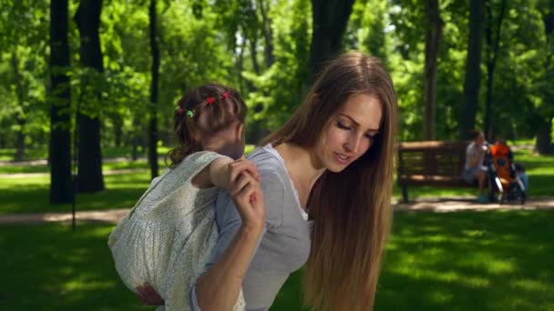 Feliz Madre Llevando Niño Mientras Descansa Parque Ciudad Día Verano — Vídeos de Stock