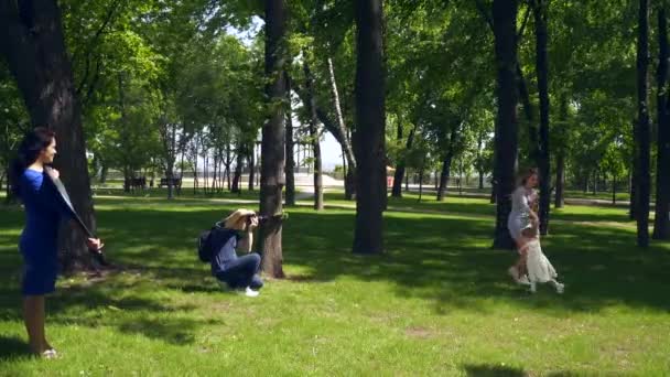 Fotógrafo Haciendo Fotos Madre Con Niño Sesión Fotográfica Entre Bastidores — Vídeos de Stock