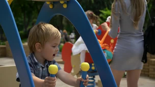 Happy Child Наслаждается Прогулкой Детской Площадке Городском Парке Радостные Позитивные — стоковое видео