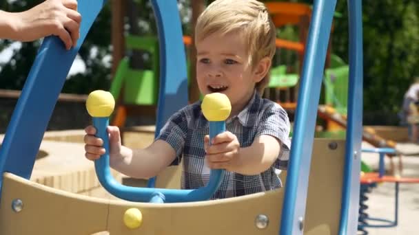 Happy Child Наслаждается Прогулкой Детской Площадке Городском Парке Радостные Позитивные — стоковое видео