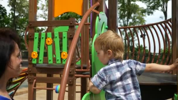 Niño Pequeño Juega Con Madre Patio Recreo Parque Ciudad Recreación — Vídeos de Stock