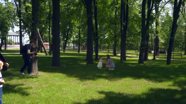 Fotoğrafçı Çocuklu Annenin Fotoğraflarını Çekiyordu Şehir Parkı Nda Sahne Arkası — Stok video