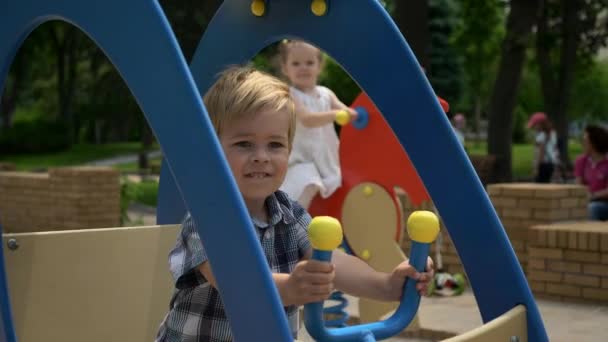 Glückliches Kind Genießt Attraktionsfahrt Auf Kinderspielplatz Stadtpark Fröhliche Positive Unterhaltungsgefühle — Stockvideo