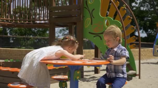 Niños Juegan Parque Infantil City Park Primavera Verano Soleado Cámara — Vídeos de Stock