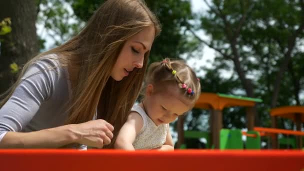 Ett Litet Barn Leker Med Mamma Lekplatsen Stadsparken Gröna Rummet — Stockvideo