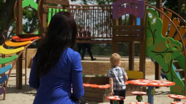 Little Child Joue Avec Mère Sur Terrain Jeu City Park — Video