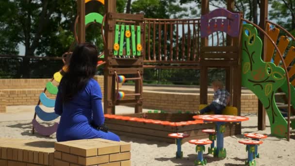 Küçük Çocuk Annesiyle Şehir Parkında Oyun Oynuyor Kentsel Eğlence Yeşil — Stok video
