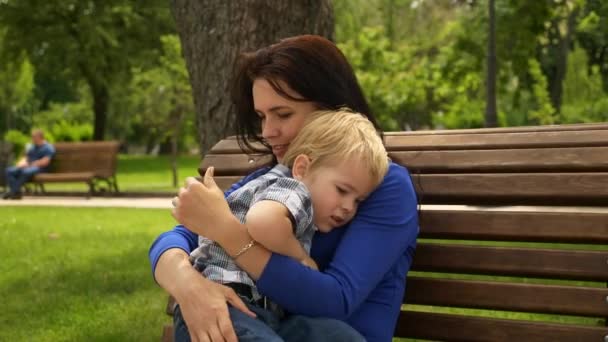 Mutter Sitzt Mit Kind Auf Bank Stadtpark Urbaner Grünraum Strahlend — Stockvideo