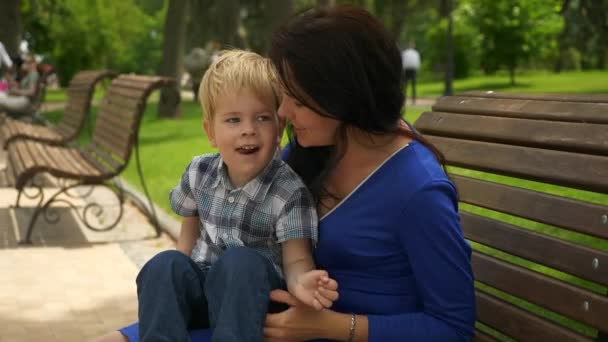 Mère Est Assise Avec Enfant Sur Banc Dans Parc Ville — Video