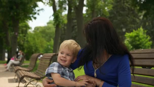 Mother Sits Child Bench City Park Spazio Verde Urbano Luminosa — Video Stock