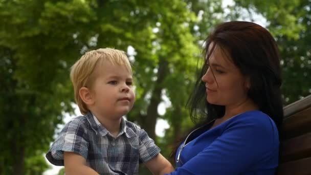 Mutter Sitzt Mit Kind Auf Bank Stadtpark Urbaner Grünraum Strahlend — Stockvideo