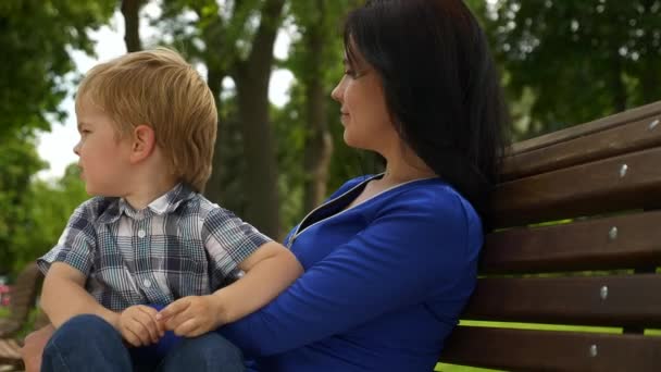 Anne Çocuğuyla Birlikte Şehir Parkındaki Bench Oturuyor Şehir Yeşil Alanı — Stok video