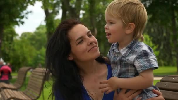 Oğul Annesini Öpüyor Şehir Parkındaki Bench Çocuk Istirahati Yapan Anne — Stok video