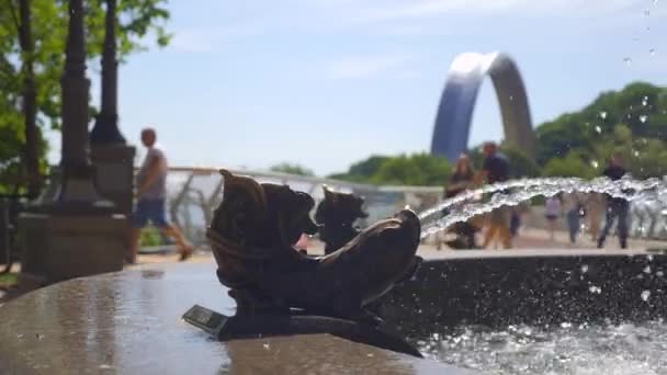 Zbliżenie Rozpryski Wody Fontannie Parku Miejskim Tle Ludzi Spacerujących Wiosenny — Wideo stockowe