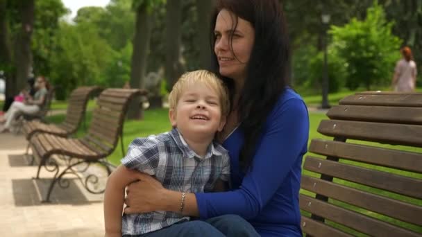 Mother Sits Child Bench City Park Spazio Verde Urbano Luminosa — Video Stock