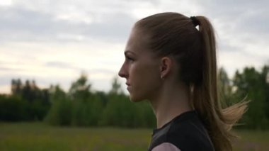 Çimenlikte Koşan Kadın. Kırsal kesim manzarası. Yağmurlu Bulutlar, Hava Durumu Bahar mevsimi. 2x Yavaş çekim - 60 FPS 'nin 1 / 2 hızı.