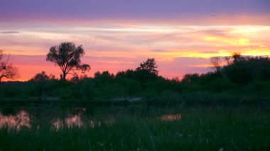 Su yüzeyinde, Nehir Damlaları Üzerinde Günbatımı Yansıması. İyi akşamlar kırsal kesim manzarası. Yağmurlu Bulutlar Hava Mevsimi