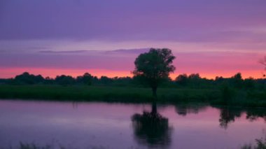 Su yüzeyinde, Nehir Damlaları Üzerinde Günbatımı Yansıması. İyi akşamlar kırsal kesim manzarası. Yağmurlu Bulutlar Hava Mevsimi