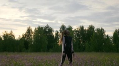 Çimenlikte Koşan Kadın. Kırsal kesim manzarası. Yağmurlu Bulutlar, Hava Durumu Bahar mevsimi. 2x Yavaş çekim - 60 FPS 'nin 1 / 2 hızı.