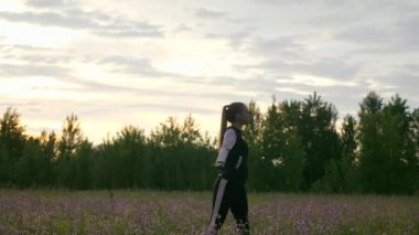 Çimenlikte Koşan Kadın. Kırsal kesim manzarası. Yağmurlu Bulutlar, Hava Durumu Bahar mevsimi. 2x Yavaş çekim - 60 FPS 'nin 1 / 2 hızı.