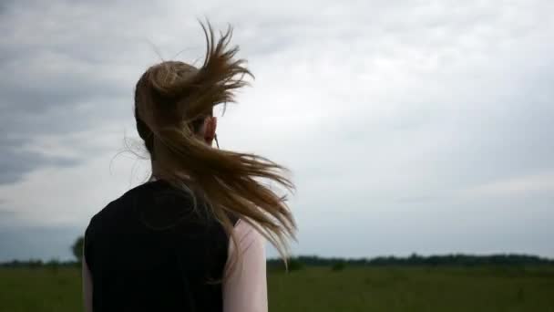 Kvinnan Sprang Jogging Grass Field Landsbygdslandskap Regniga Moln Väder Vårsäsongen — Stockvideo