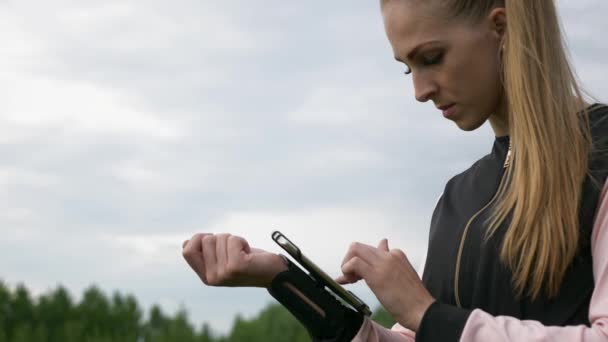 Donna Che Corre Correndo Grass Field Paesaggio Rurale Campagna Nuvole — Video Stock