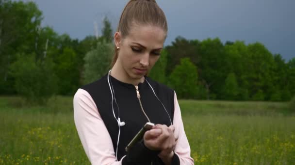 Kvinnan Sprang Jogging Grass Field Landsbygdslandskap Regniga Moln Väder Vårsäsongen — Stockvideo