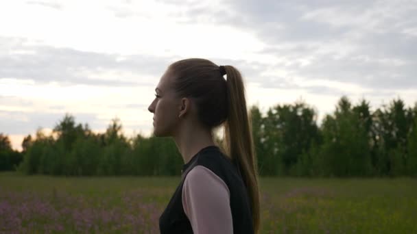 Femme Cours Exécution Jogging Dans Grass Field Paysages Ruraux Campagne — Video
