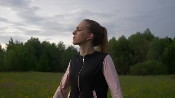 Kvinna Gör Övning Värma Upp Träning Fitness Gräs Fält Landsbygdslandskap — Stockvideo