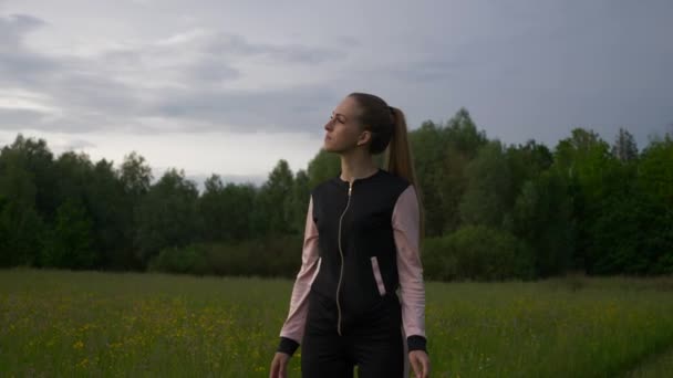 Femme Cours Exécution Jogging Dans Grass Field Paysages Ruraux Campagne — Video