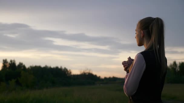 Donna Tuta Sportiva Pregare Vicino Fiume Nel Campo Fronte Tramonto — Video Stock