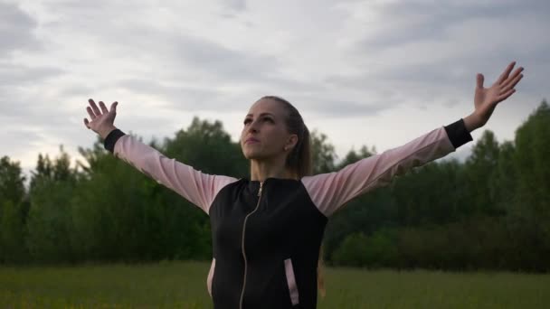 Mujer Traje Deportivo Orando Cerca River Field Frente Sunset Descansar — Vídeos de Stock