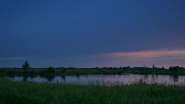 Malownicze Odbicie Zachodu Słońca Rzece Krople Deszczu Powierzchni Wody Wieczorna — Wideo stockowe
